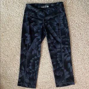 Old Navy Active Capris Size Small in EUC (Bin B)